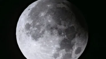 ما حقيقة المخاوف بشأن احتمالية اصطدام الكويكب 2024 YR4 بسطح القمر؟